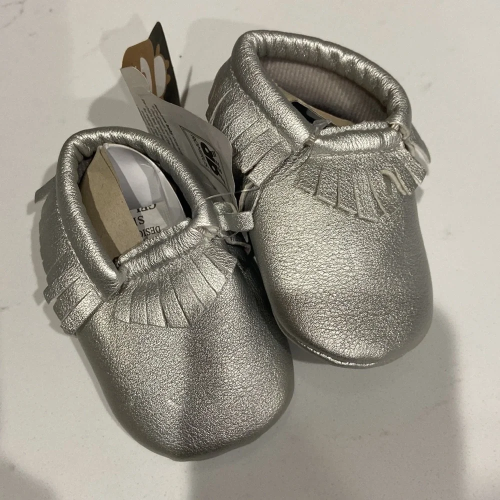 Romirus baby shoes Baby Moccasins fringe NWT silver 0-6 months size 1